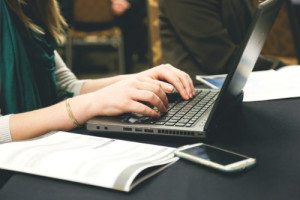 girl-on-computer-startupstock