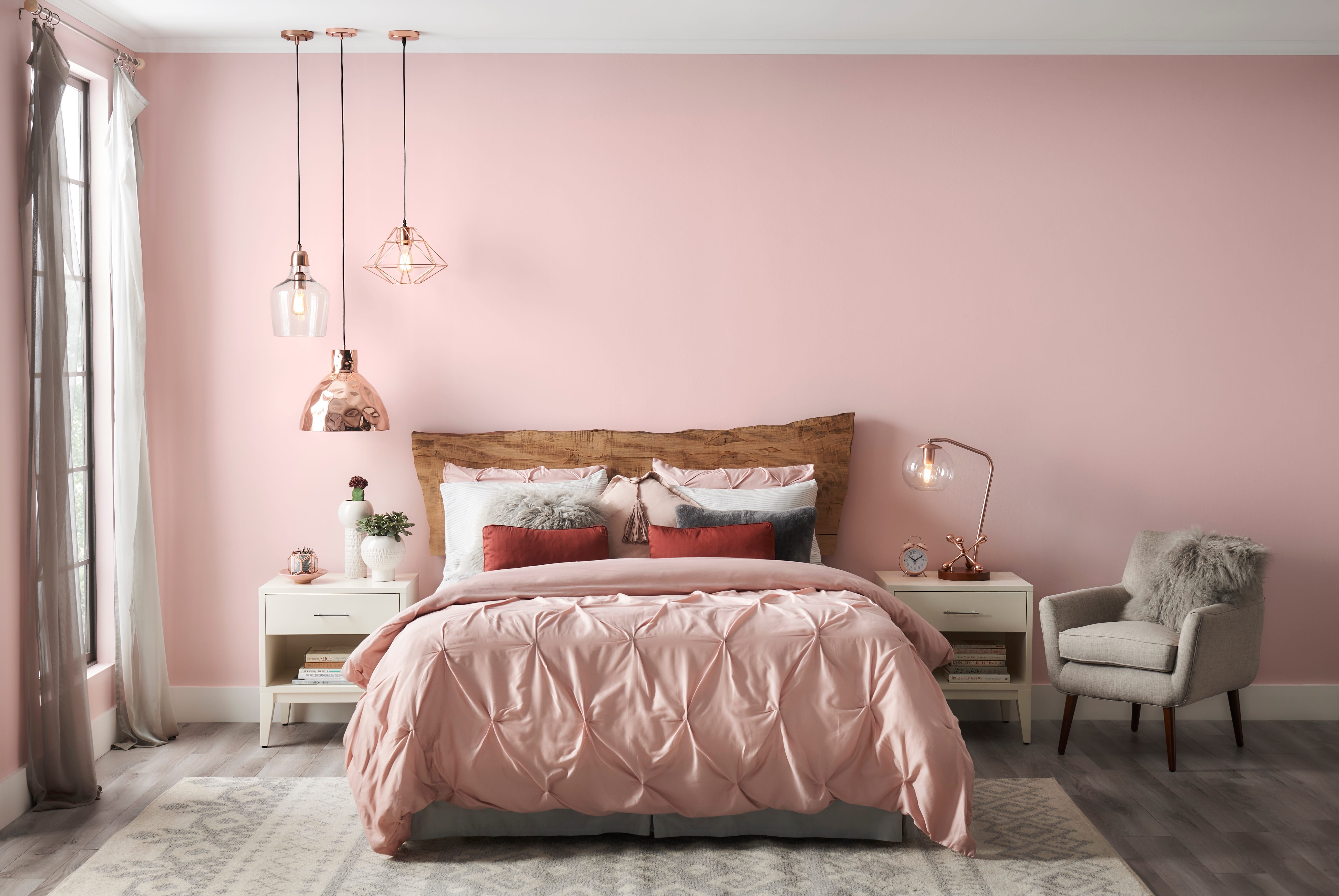 Бледно розово коричневый. Спальня в розовых тонах. Бледно розовый цвет стен. Розовые стены в спальне. Бледно розовые стены в интерьере.
